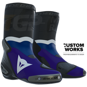 Botas de motociclismo de carreras y calle Dainese Axial 2 Air Racing Prima Pramac Yamaha MotoGP Replica | Hombre | Lila / Azul Yamaha / Blanco | Custom Works 