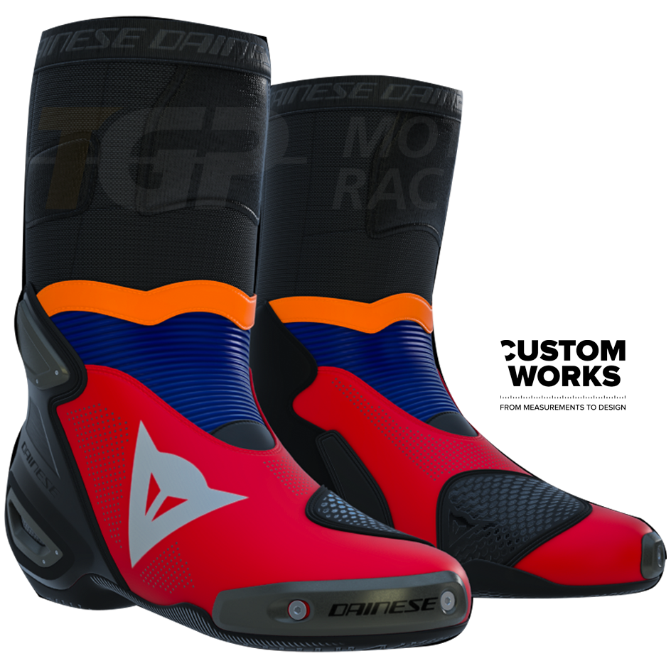 Botas de motocicleta de carreras y carretera Dainese Axial 2 Air Racing y Luca Marini Replica 2026 | Hombre | Rojo Lava / Azul Eléctrico / Naranja Flúor / Blanco | Custom Works 