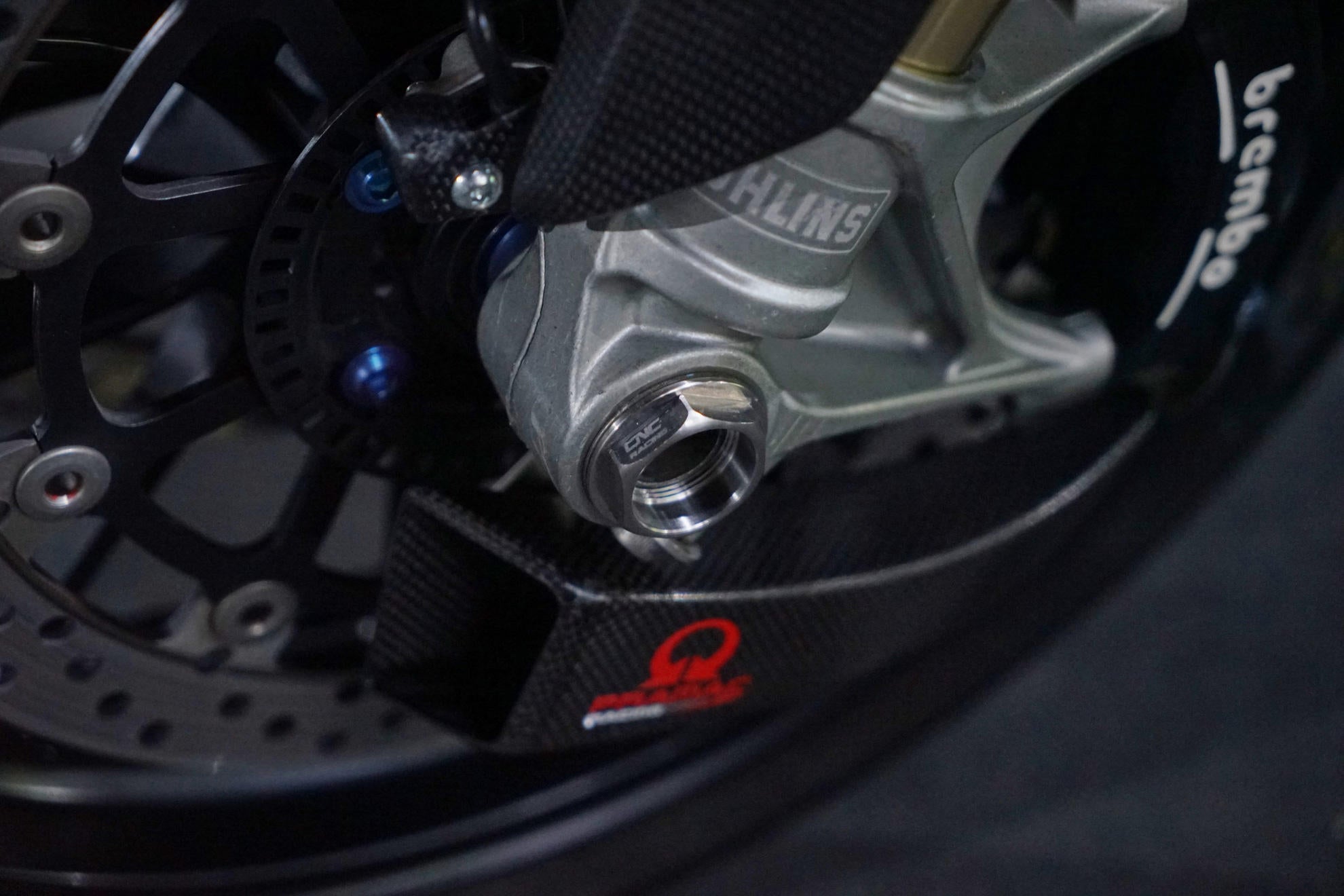 Tuerca de titanio para el eje de la rueda delantera CNC Racing Ducati Panigale V4/S (2025) DA396X 