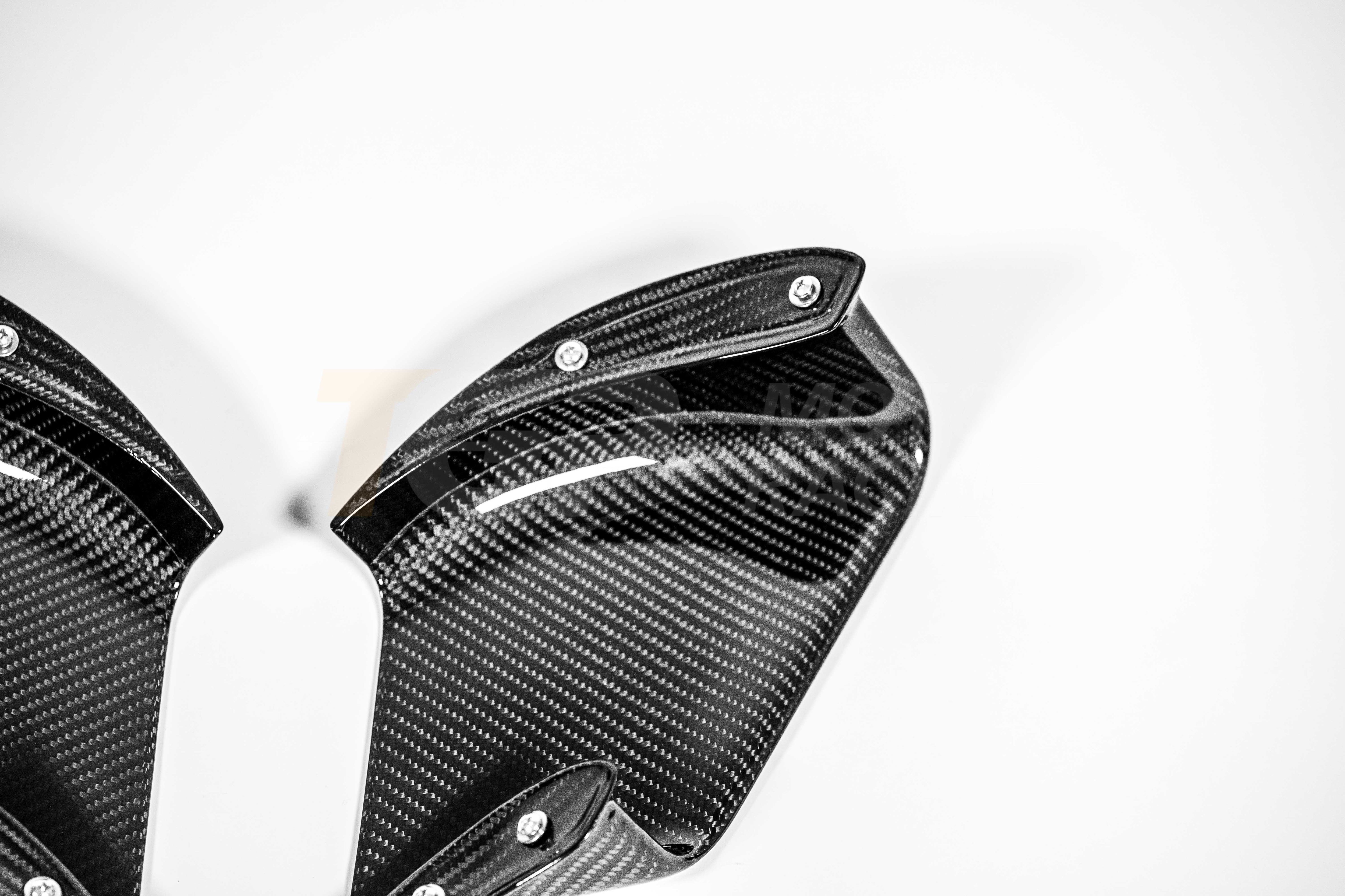 Juego de carenados laterales de esquina con set de 200 g de carbono AP de la línea Carbon Ducati Panigale V4/S/R (25-26) 
