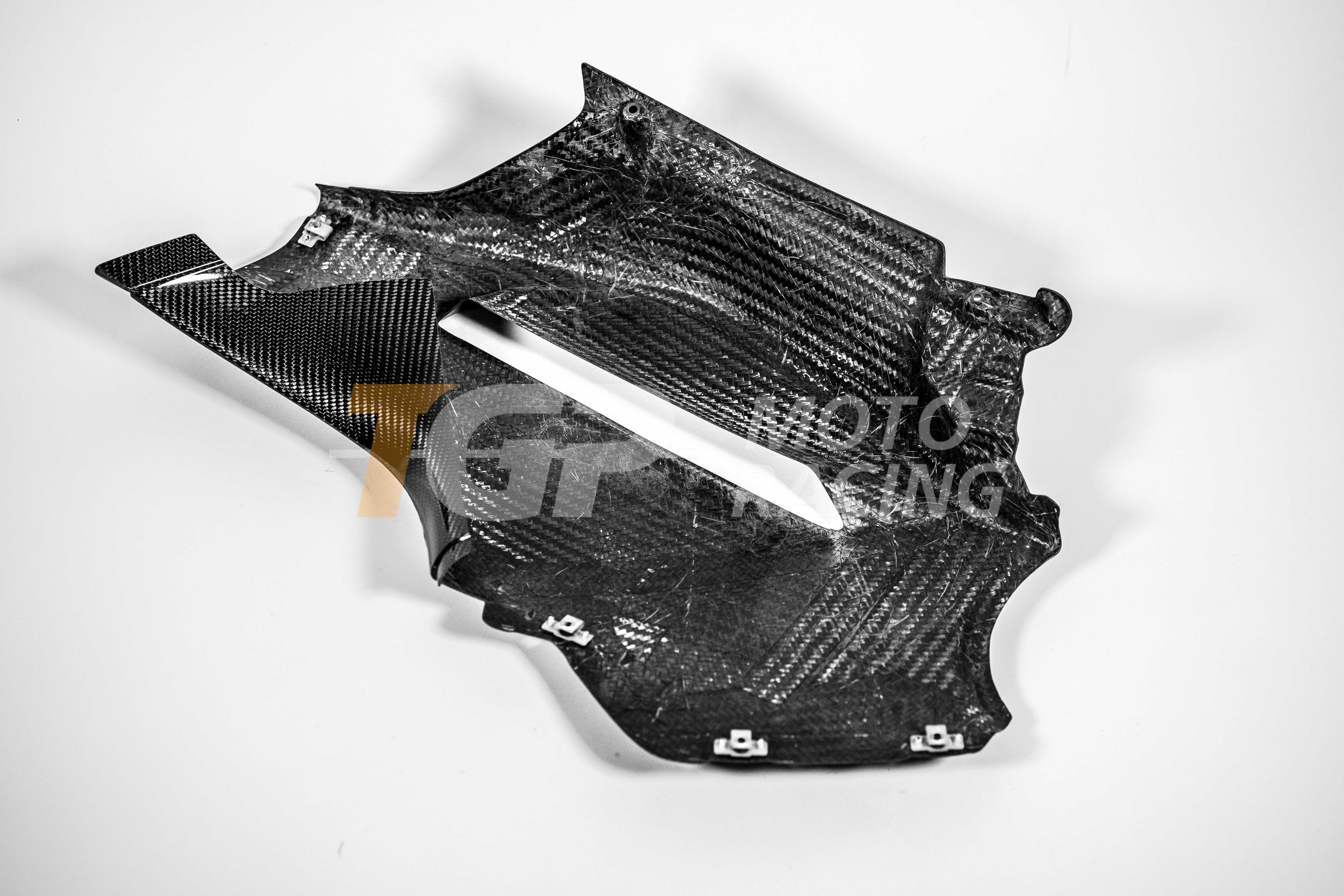 Panel lateral derecho 200 g de carbono AP Carbon Line Ducati Panigale V4 R (2026) 