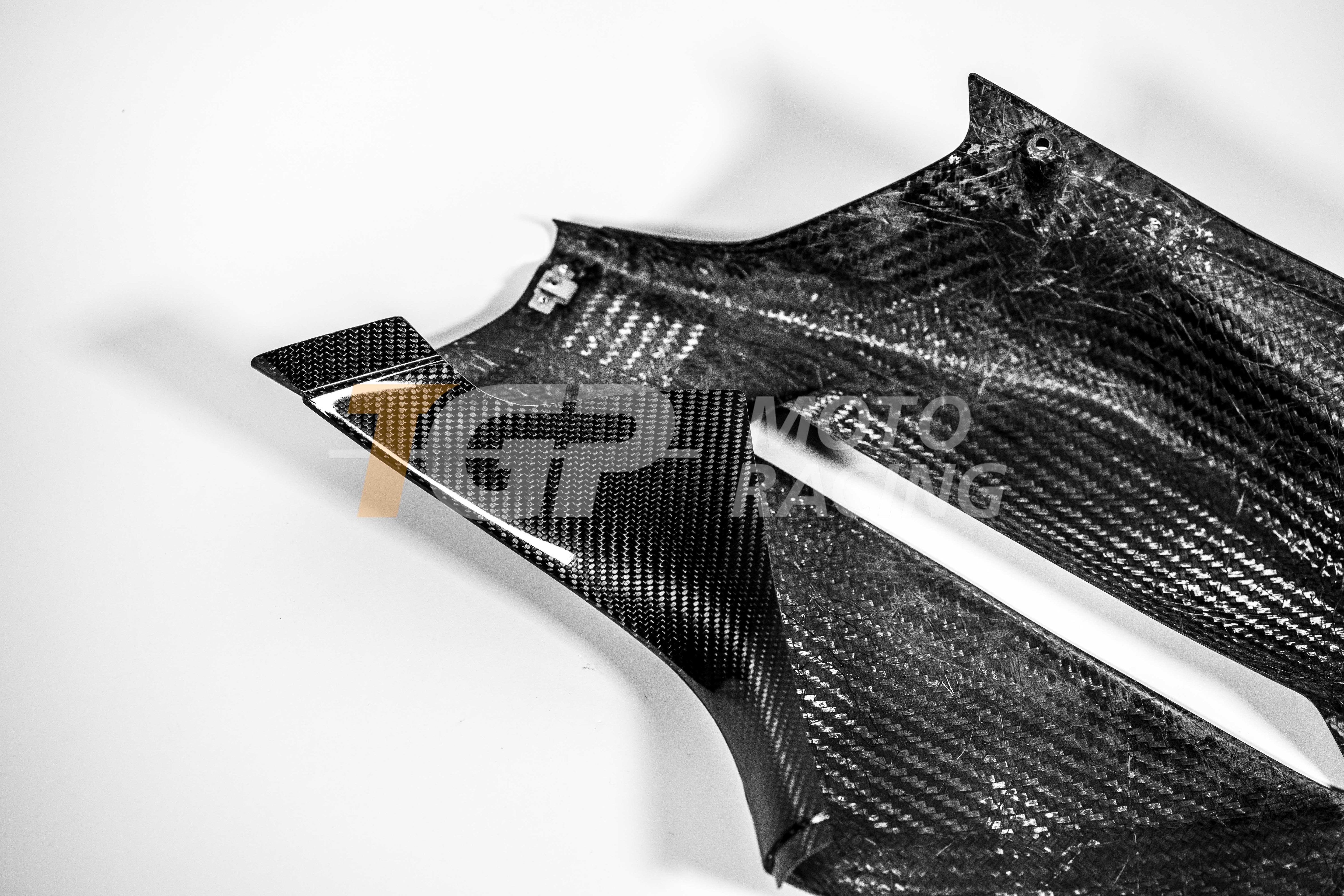Panel lateral derecho 200 g de carbono AP Carbon Line Ducati Panigale V4 R (2026) 