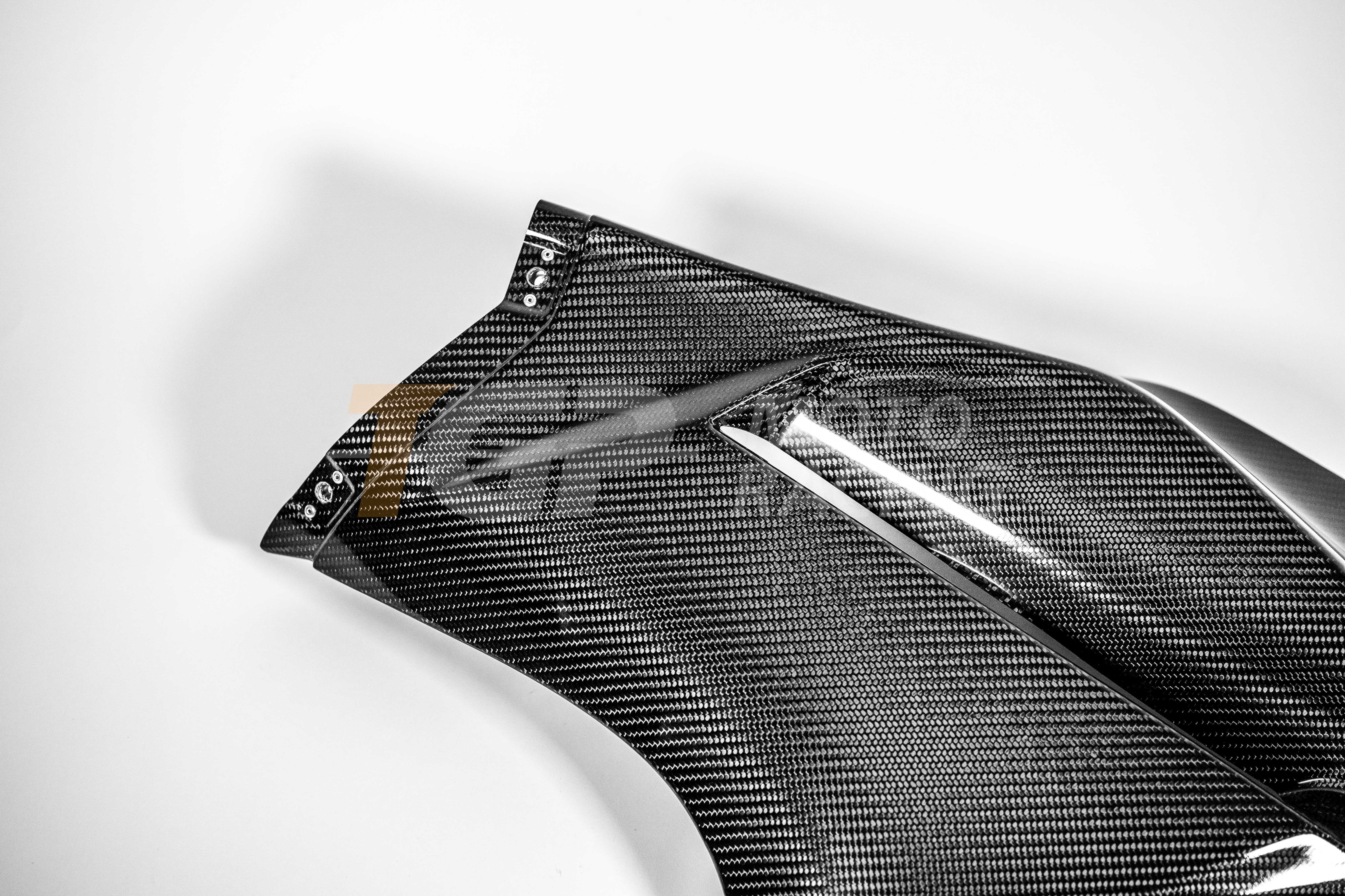 Panel lateral izquierdo de carbono AP Carbon Line de 200 g para Ducati Panigale V4 R (2026) 