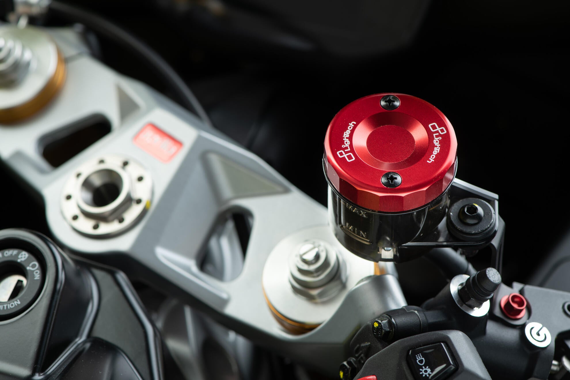 Tapa del depósito de expansión delantero LighTech Ducati Panigale 959 (16-19) FBC04 