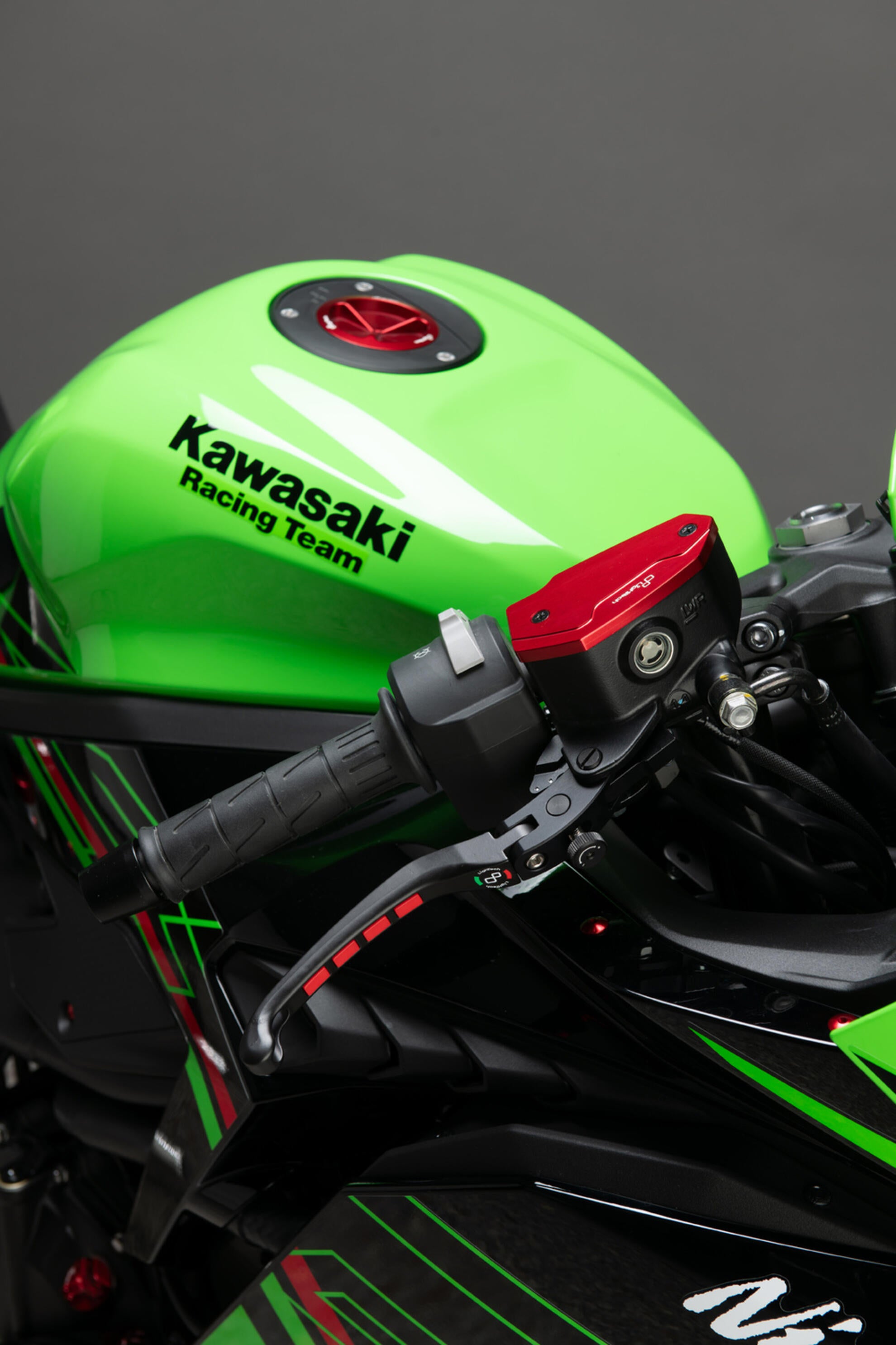 Tapa del depósito de compensación delantera LighTech Kawasaki ZX-4 RR (23-25) FBC16 