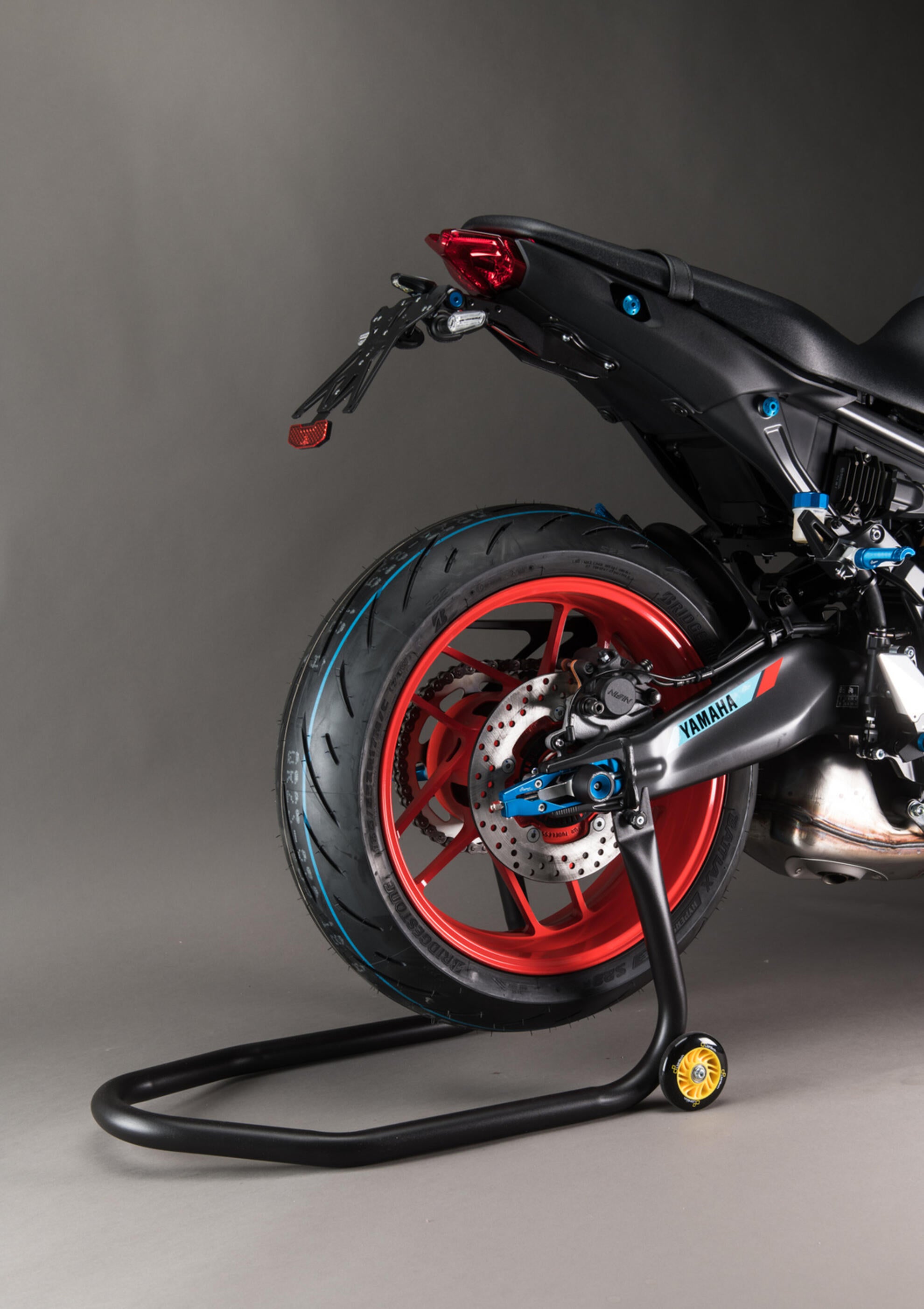 Soporte de rueda trasera de acero LighTech Ducati Panigale V4/S (2025) con anclajes de horquilla RSF036 