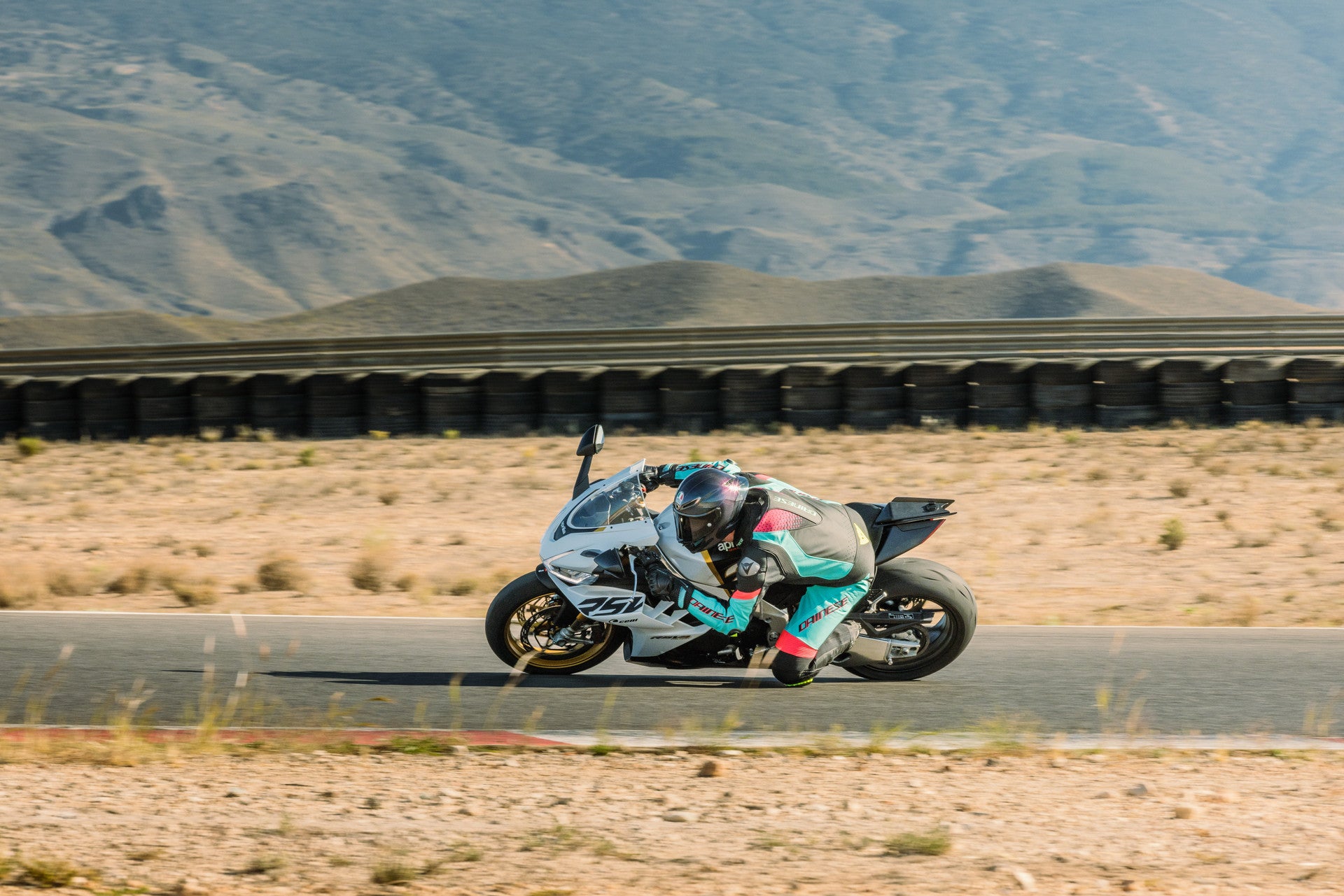 Dainese Laguna Seca 6 Mono de cuero – Traje de carreras perforado | Hombre | Turquesa/Rosa/Amarillo neón 