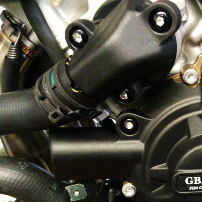 Protector de la bomba de agua Cubierta de protección GBRacing BMW S1000RR (19-26) 